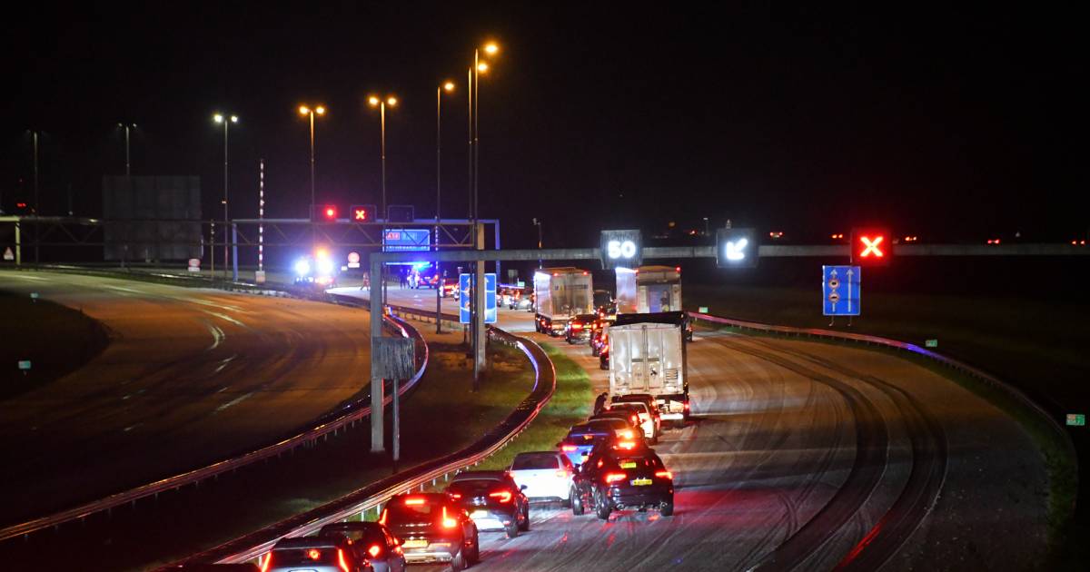A58 dicht na ongevallen door gladheid bij Vlaketunnel.