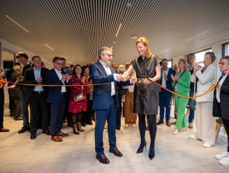 Nieuw gemeentehuis van Puurs-Sint-Amands officieel geopend: “Het wordt hét administratief kloppend hart van de gemeente”