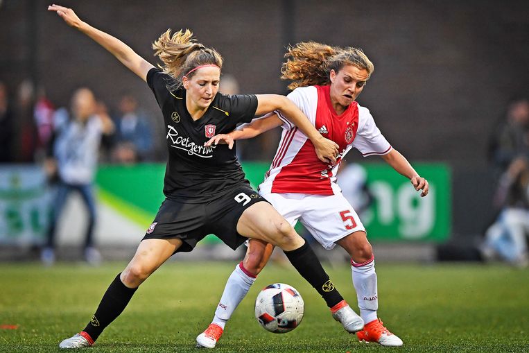 Davina Philtjens (FC Twente) vecht een duel uit met Ellen Jansen (Ajax), in 2016. Beeld Guus Dubbelman / de Volkskrant