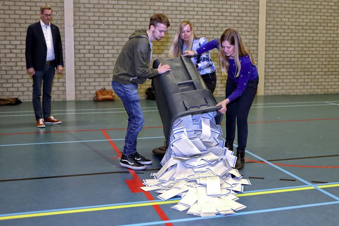 Een container vol stembiljetten wordt gelost in Steenbergen.