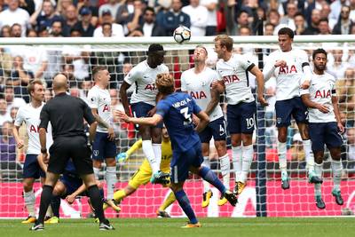 Alonso krult de bal heerlijk in het kruis