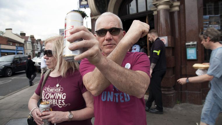 Supporter Colin Watson kruist de armen, zoals de hamers in het logo van West Ham United Beeld  