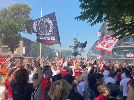 KIJK. Supporters wuiven Antwerp-spelers uit in Deurne-Noord