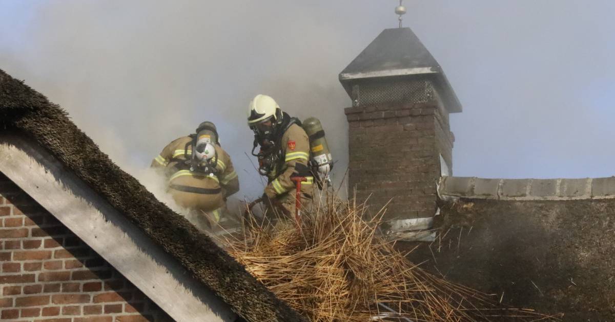 Grote brand in huis met rieten kap bij Mill.