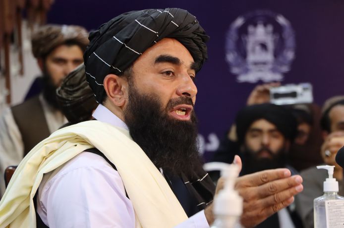 Zabihullah Mujahid, porte-parole des talibans, s'entretient avec des journalistes lors d'une conférence de presse à Kaboul, en Afghanistan, le 17 août 2021. Les nouveaux dirigeants talibans qui ont pris le pouvoir en Afghanistan ont déclaré qu'ils ne chercheraient pas à se venger de ceux qui les ont combattus et qu'ils protégeraient les droits des femmes afghanes dans le respect des règles de la charia.