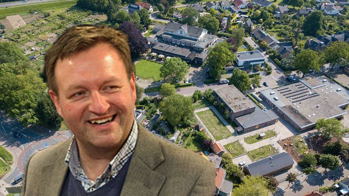 Arjen Lagerweij met op de achtergrond boven in beeld de Deventer Buitensociëteit in Steenenkamer.