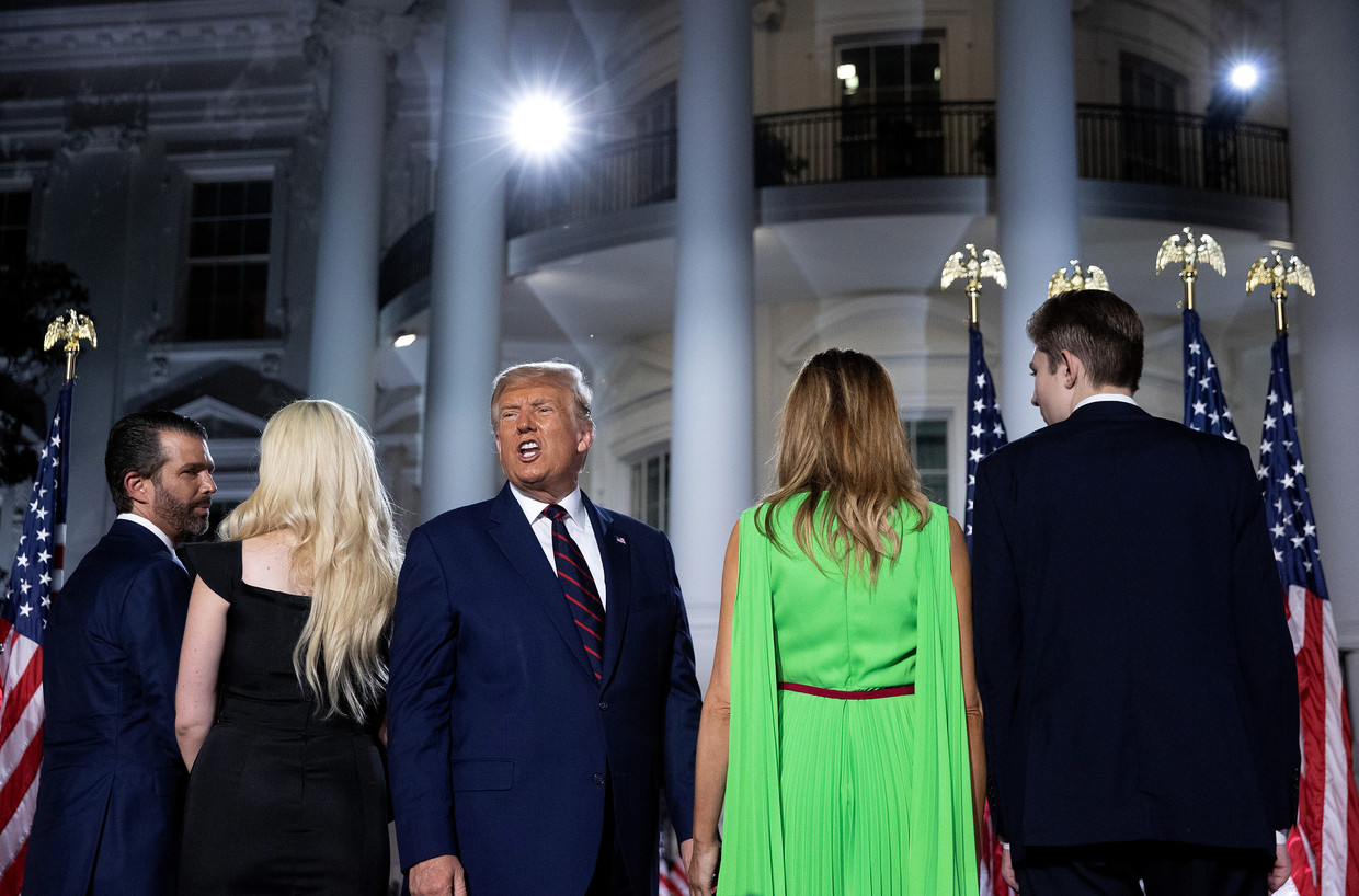 President Donald Trump samen met zijn familie, na zijn nominatiespeech in de tuin van het Witte Huis, 27 augustus 2020.