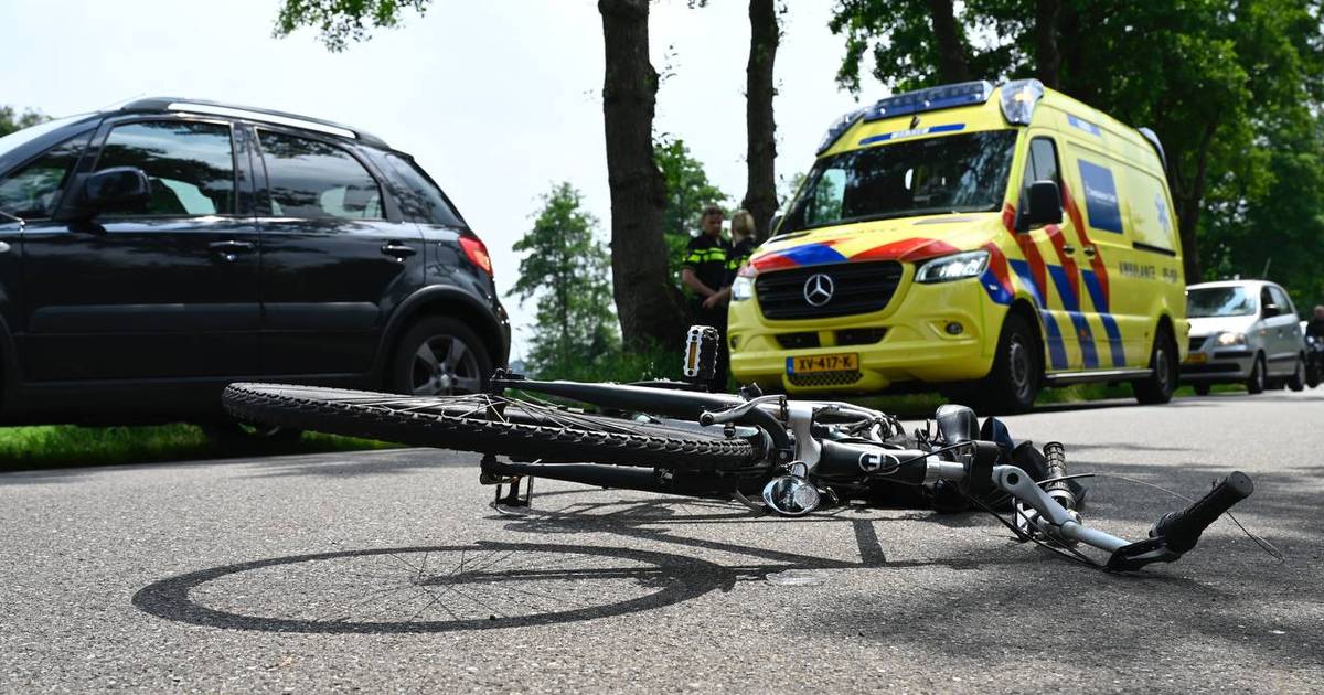 Fietser en motorrijder gewond bij botsing in Almelo.