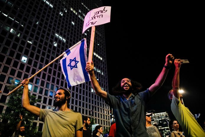 Afgelopen weekend zijn in Israëlische steden zoals Tel Aviv (foto) en Jeruzalem opnieuw honderdduizenden tegenstanders van de hervorming op straat gekomen om hun ongenoegen te uiten.