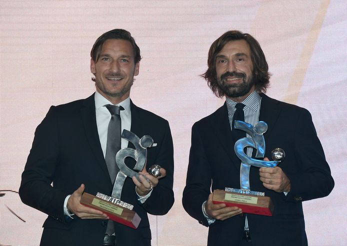 Francesco Totti (links) en Andrea Pirlo.