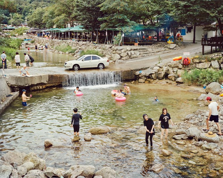 ’s Zomers is het heerlijk verkoelen in het enorme waterpark in Baekun Valley, waar de barbecue­restaurants hun tenten hebben opgezet. Beeld Seunggu Kim/INSTITUTE