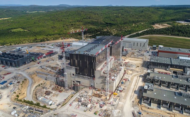 Luchtfoto van de locatie waar testreactor ITER wordt gebouwd. Beeld ITER Organization/EJF Riche