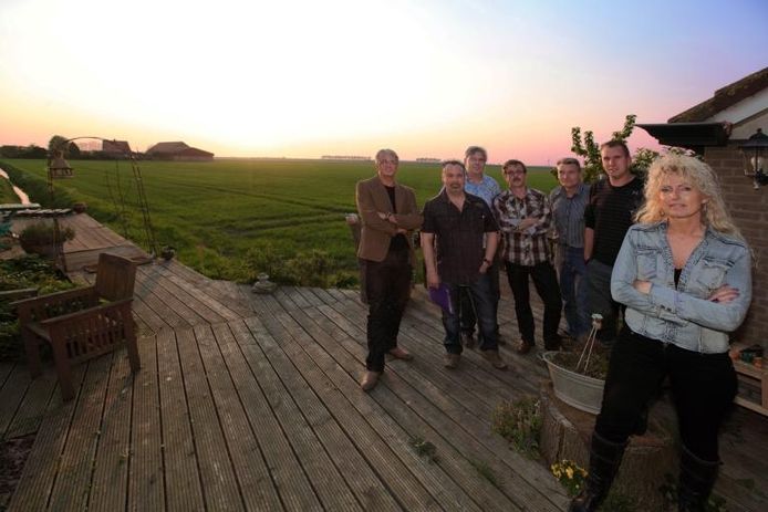Buurtbewoners van de Boompjesdijk en Schenkeldijk bijeen in de tuin van Karin Starmans. De actiegroep 'Handen af van de polder!' stroopt de mouwen op. Bewoners accepteren geen windturbines die zicht ontnemen in de Anna- en Drievriendenpolder.foto Chris van Klinken/het fotoburo