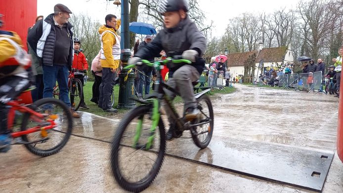 De jonge flandriens reden in het Minnewaterpark