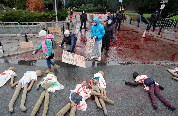 Vrouwenrechtenactivisten met een plakkaat met de tekst 'jullie hebben bloed aan jullie handen'. De bebloede poppen symboliseren vrouwen die momenteel lijden als gevolg van de erg strenge Poolse abortuswet.