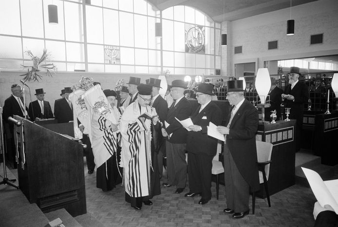 Het overbrengen van de Joodse gebedsrollen (de Tora) naar de nieuwe synagoge in Oss in 1959. Deze foto wordt ook in het lesmateriaal gebruikt.