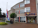 Vanwege het overlijden van agent Bas Huizing hing de vlag deze week halfstok op de politiebureaus in het Vechtdal.