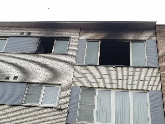 Uitslaande brand dwingt alleenstaande moeder tot wanhoopssprong uit raam van tweede verdieping