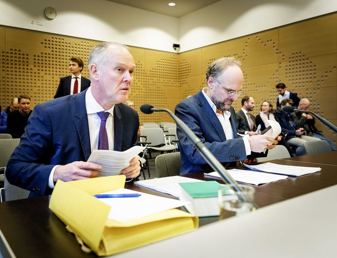 Niesco Dubbelboer (R) namens belangengroep Meer Democratie en advocaat Jan van der Grinten.