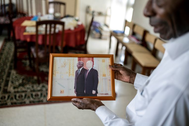 Анри Дуэ Тай хранит в своем доме в Абиджане фотографию президента России Владимира Путина и бывшего посла в Кот-д'Ивуаре в рамке.  Изображение АРЛЕТ БАШИЗИ / NYT