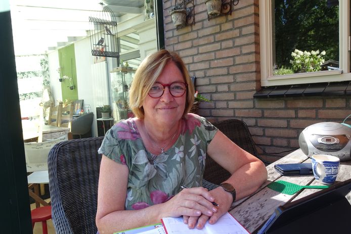 Jeanne van den Hurk uit Liempde maakt de rooster van de vrijwilligers bij D'n Liempdsen Herd. ,,Ik voel me erg verantwoordelijk: als ik de roosters niet rond krijg, dan val ik zelf ook vaak in."