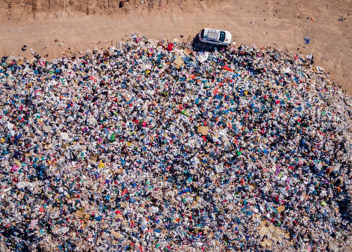 knijpen Evalueerbaar Een evenement Gedumpte kledij vervuilt Chileense woestijn: “We hebben te veel kleren,  daar begint het probleem” | Buitenland | hln.be