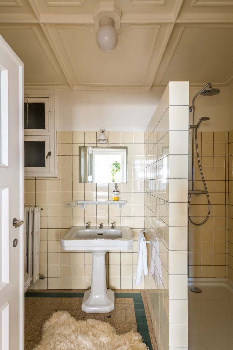 In de badkamer werden de groene tegeltjes en het ligbad uitgebroken en kreeg de ruimte een vintage make-over in de stijl van de keuken.  Beeld Luc Roymans
