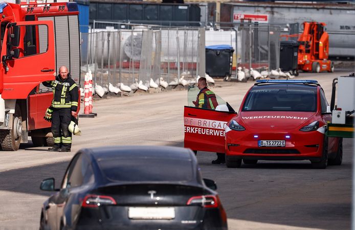 De bedrijfsbrandweer van de Teslafabriek in Grünheide in Duitsland controleert de site na de brand aan een hoogspanningsmast in de buurt van de fabriek.