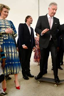 Quand le roi Philippe s’essaie au skate, sous le regard inquiet de la reine Mathilde