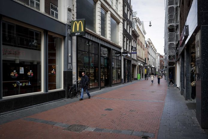 Stille winkelstraten in het centrum van Amsterdam door het coronavirus. Door het coronavirus is het openbare leven en het toerisme nagenoeg tot stilstand gekomen in de Nederlandse hoofdstad.