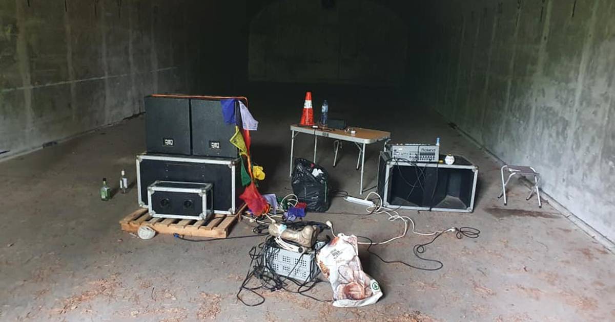 La polizia ferma una festa illegale con 20 persone in un nascondiglio della zona militare |  Arendonk