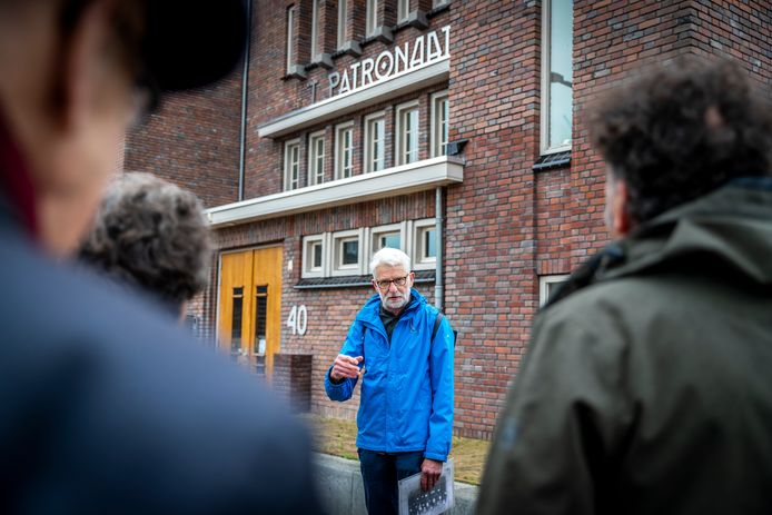 Giel van Hooff wandelt met nazaten van de Helmondse architect Lambert de Vries langs panden van hem in Helmond-West.