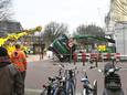 De omgevallen vrachtwagen heeft voor aanzienlijke schade gezorgd.