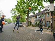 Basketbalpaal voor kinderen Obrechtstraat moet weg van gemeente. ‘En dat op eerste dag van de vakantie’