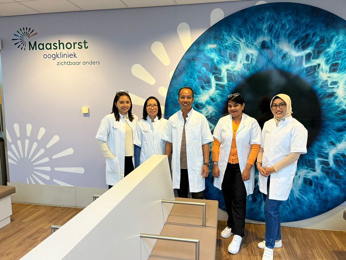 Een deel van de groep uit Ambon op bezoek bij een oogkliniek in Uden.