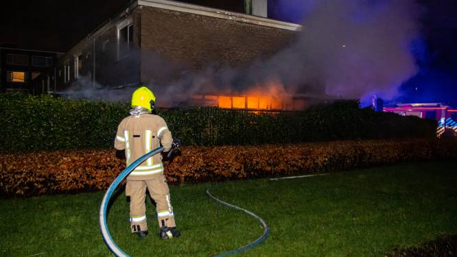 Veel rookoverlast door brandende schuur in Rotterdam-Schiebroek 