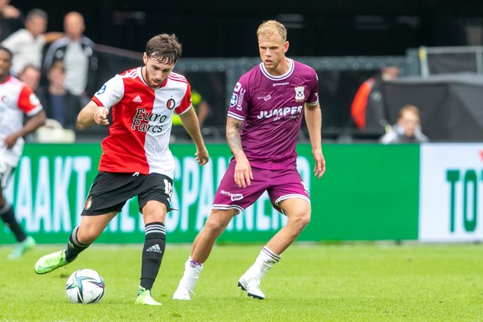 Voor Luuk Brouwers, hier in de achtervolging op Orkun Kokcu, was het duel tegen Feyenoord op meerdere fronten leerzaam. ,,Het was pittig, maar voor mij is dat alleen maar goed. Ik moet nog een hogere intensiteit zien aan te tikken.''