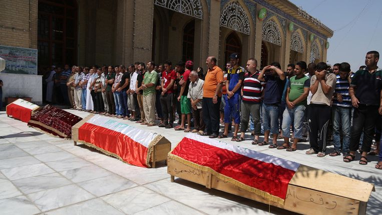 Inwoners van Baghdad rouwen bij de Abu Hanifa moskee in Azamiyah om de vier mannen die woensdag door een autobom om het leven kwamen. Beeld ap