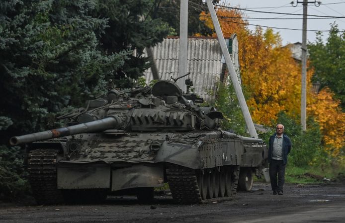 Een achtergelaten Russische T-72-tank in het Oost-Oekraïense Kramatorsk. De tanks worden in het conflict langs beide kanten gebruikt.