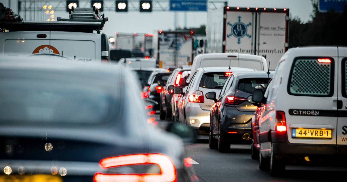 Grote drukte op de A2 en A27 door ongeluk en slecht weer: file van 16 kilometer naar Den Bosch.