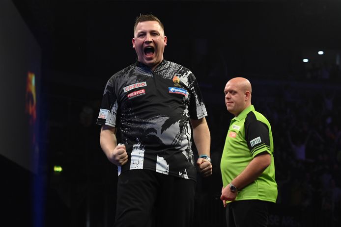 Michael van Gerwen ziet lijdzaam toe hoe Chris Dobey de overwinning viert.