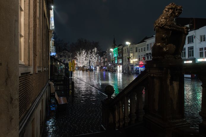 Breda - Verlaten straten en pleinen tijdens de avondklok op zaterdag 23 januari.