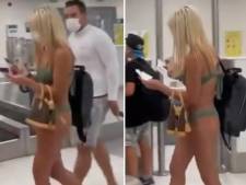 Une jeune femme traverse un aéroport en bikini