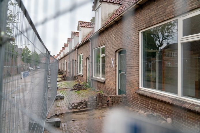 De sloop en nieuwbouw van de woningen aan de Doelenstraat in Huissen is stilgelegd vanwege de stikstofdiscussie.