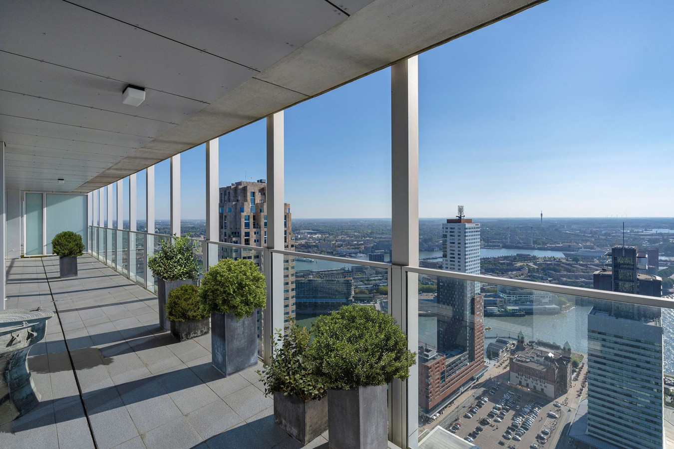 Curated visual reference: Rotterdam Harbour Penthouse With Private Movie Theater Reference: Een Paar Miljoen Over Het Penthouse Van De Rotterdam Staat