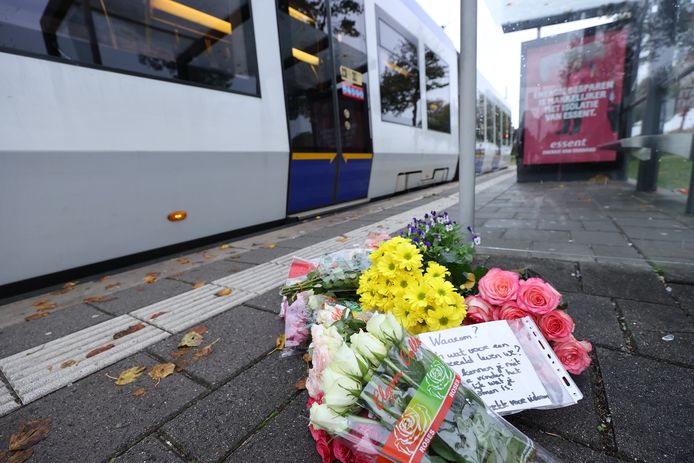 Bloemen bij de halte in Ypenburg waar de 39-jarige man onder de tram kwam en dodelijk verongelukte.