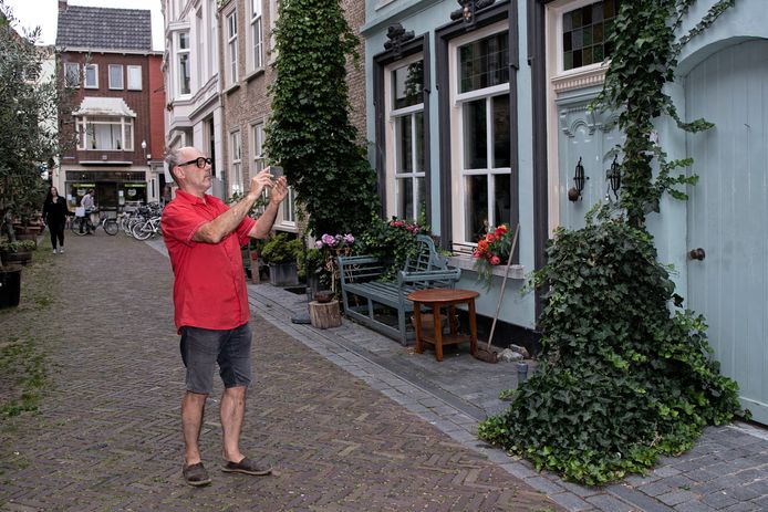 Luc Sponselee laat de werking van de app zien in de Engelsestraat.
