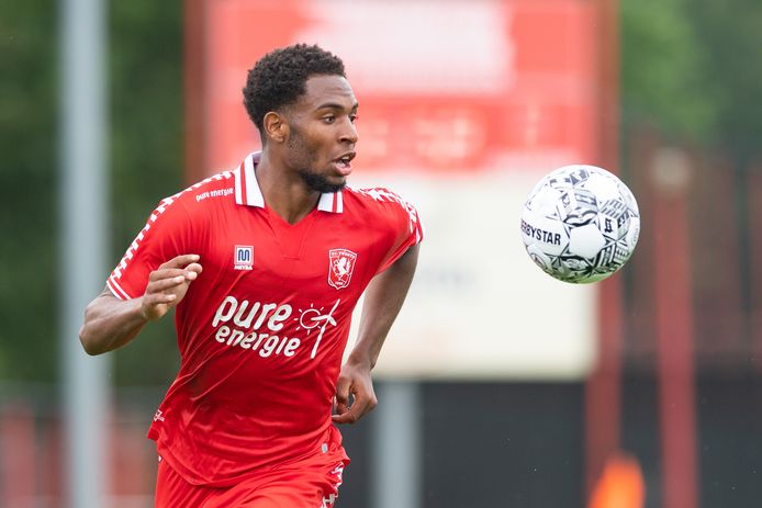 Denilho Cleonise is op proef bij  FC Twente. De club wil graag met hem verder.