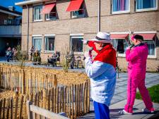Vrolijke noot overstemt corona-ellende in de verzorgingshuizen: ‘We moeten er even doorheen’