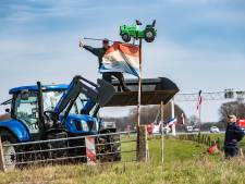 Kilometerslange rij omgekeerde vlaggen langs A1 weer omgedraaid: ‘Voor zolang het goed gaat daar in Den Haag’